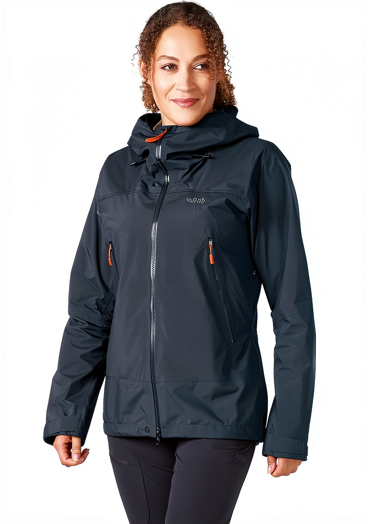 Veste de randonnée femme Rab imperméable fermeture éclair bleu posée sur un rocher en pleine forêt