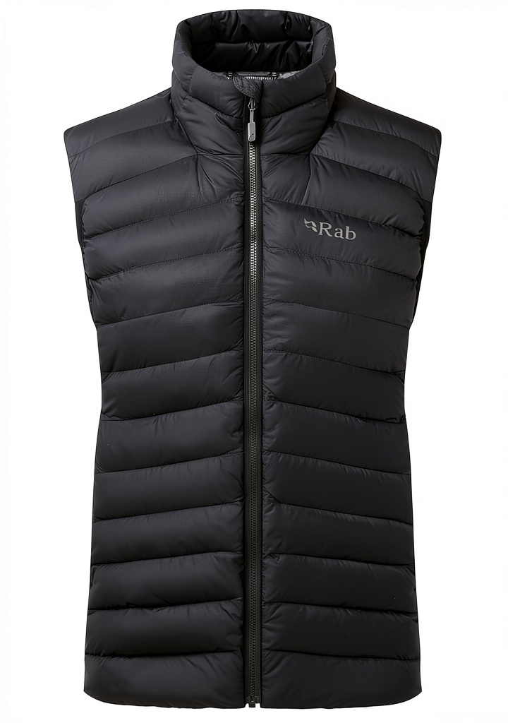 Femme portant le gilet Rab Serious Cirrus en milieu alpin
