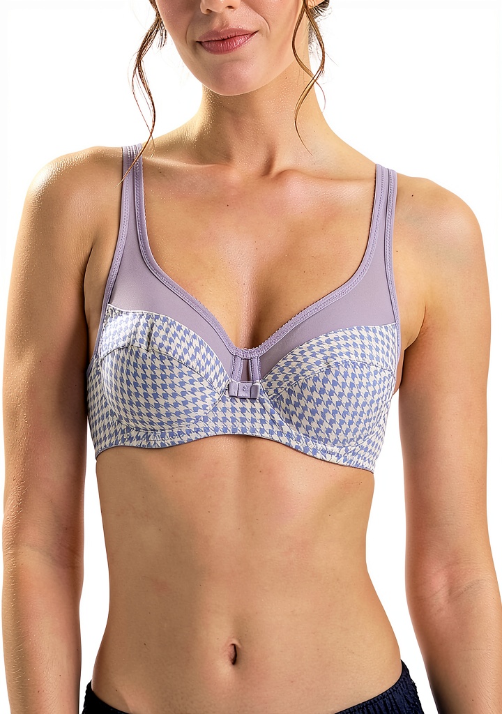 Soutien-gorge Dim classique porté, montrant le maintien et le confort