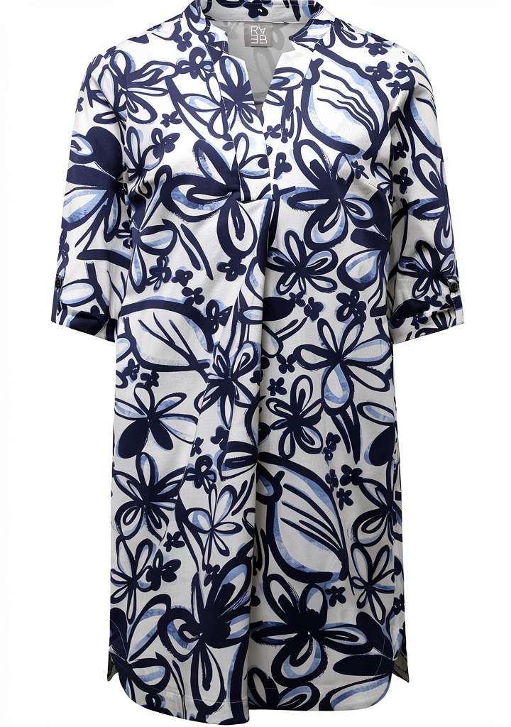 'Robe chemisier floral portée par une femme dans un cadre urbain'